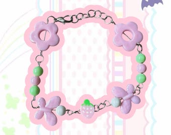 Bracciale con perline di fragola – Fiori pastello e farfalle