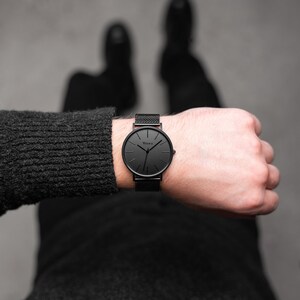 Montre minimaliste pour homme noir mat Eclipse Montre-bracelet bracelet en maille par Venici Times image 3