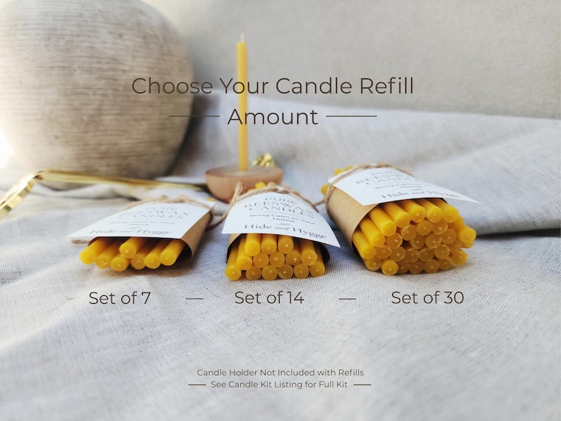 K&ouml;nnte beinhalten: Drei B&uuml;ndel gelber Kerzennachf&uuml;llungen, gekennzeichnet als Sets mit 7, 14 und 30. Der Text "Choose Your Candle Refill Amount" steht &uuml;ber den B&uuml;ndeln. Die Kerzen sind in braunes Papier mit wei&szlig;en Etiketten gewickelt.