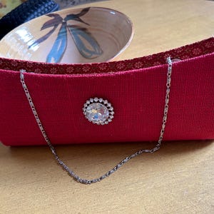 Cartera tejida roja con cadena oculta, emblema de diamantes de imitación, 5 x 11 pulgadas, cierre a presión