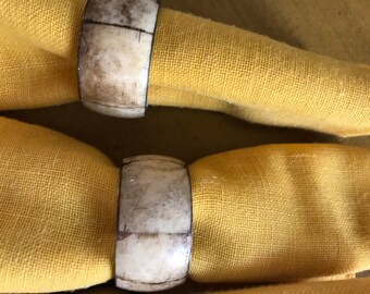 ナプキンリング 4 個、籐製 4 個、アラバスター製ナプキン付き