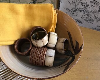 ナプキンリング 4 個、籐製 4 個、アラバスター製ナプキン付き