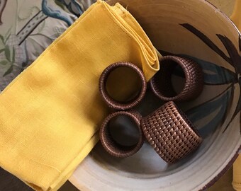 ナプキンリング 4 個、籐製 4 個、アラバスター製ナプキン付き