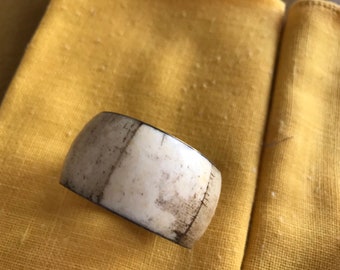 ナプキンリング 4 個、籐製 4 個、アラバスター製ナプキン付き