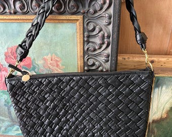 Borsa a tracolla Claire V in pelle con chiusura superiore a zip e tracolla intrecciata.
