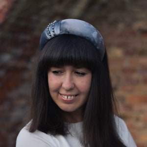 Szeroka opaska na głowę z aureolą Szara, wyściełana opaska na głowę Aksamitna opaska Alice Ozdobna opaska na głowę Ozdoba na głowę z aureolą Opaska Kate Matador Prezent dla niej Prezent dla mamy