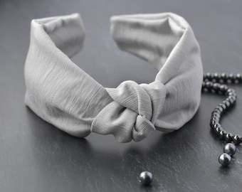 Diadema anudada gris claro. Diadema uniforme. Diadema delgada. Diadema de nudo superior. Regalo para ella.