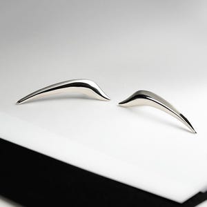 Futuristische Lange Ohrringe für Avantgarde Ästhetik • Zeitgenössische Ohrstecker-Statement von KRIK Designer-Schmuck • Sterling Silber 925 Thorn Spike