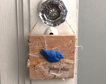 Tablero de lugar feliz. Regalo de pájaro azul. Decoración de pájaro azul. Colgador de puerta. Lugar feliz. Graduados. Regalos de boda.