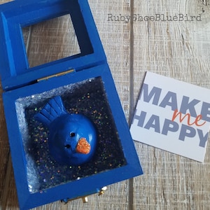 Glück auf Nachfrage! Blauer Vogel Dekor. Drossel des Glücks. Drossel Geschenke. Geschenke des Lehrers. Büro Geschenk. Mitarbeiter Geschenk. Sei glücklich.