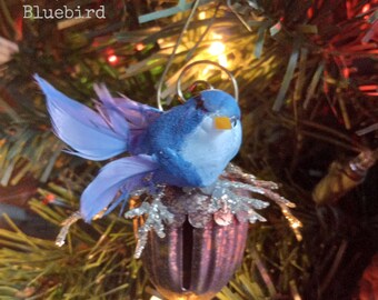 Adorno de pájaro azul sobre campana de bellota, gancho dorado decorativo