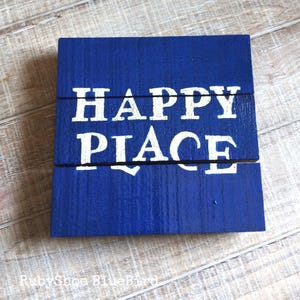 Happy Place Schild. Glücklicher Ort Wandkunst. Drossel des Glücks. Lustige Garten-Kunst. Wähle Glück.