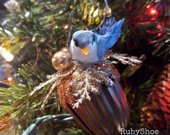 Adorno navideño de campana de bellota del pájaro azul de la felicidad
