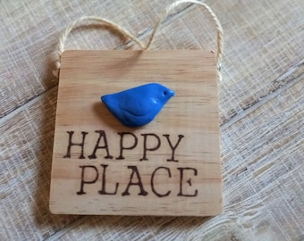 Letrero de madera "Happy Place" de Bluebird - Regalo de graduación