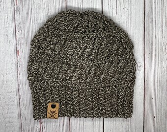 Gorros de invierno Skipping Stones en marrón y tostado. Opción de añadir un pompón de piel sintética.