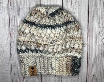 Dunas de arena saltando piedras Gorros, sombreros de invierno. Opción para añadir un pompón de piel sintética