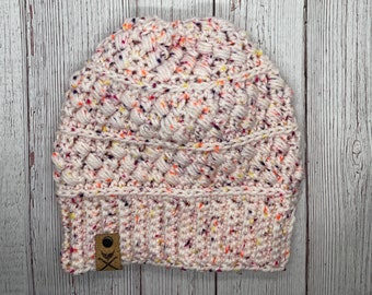 Gorros de invierno con motivos de Skipping Stones con motas rosas. Opción de añadir un pompón de piel sintética.