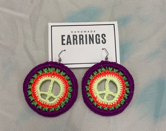 Pendientes de crochet con el símbolo de la paz
