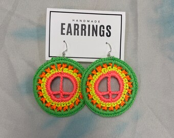 Pendientes de crochet con el símbolo de la paz
