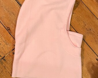 Pasamontañas con capucha para casco de color rosa claro