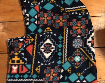 Pasamontañas con capucha sobre el casco
