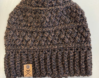 Gorros de invierno de color caoba con diseño de Skipping Stones. Opción de añadir un pompón de piel sintética.