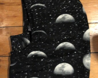 Fases de la luna sobre pasamontañas con capucha y casco