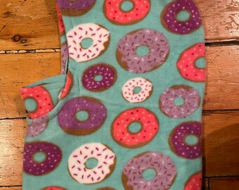 Pasamontañas con capucha y donuts sobre el casco