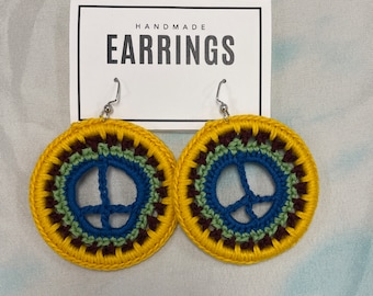 Pendientes de crochet con el símbolo de la paz