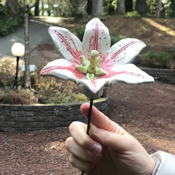 Lily (1 pc), Oriental Lily, Asiatic Lily, Stargazer lily, Garden sculpture, Yard art, Garden decor, Garden art, Ceramic flowers,Garden Stake