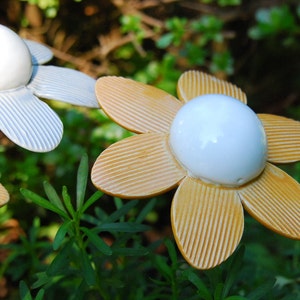 Ceramic daisy, (1 pc), Ceramic flowers handmade, Garden stake. Ceramic flowers with stem, Garden decoration, Garden art, Yard art