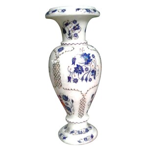 Könnte beinhalten: Weiße Marmorvase mit aufwendigen blauen und goldenen Blumendesigns. Die Vase hat eine breite Öffnung und einen runden Boden.