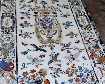Rechthoekige eettafel van wit marmer met ingelegde bloem- en vogelmotieven voor de eetkamer, woonkamer of andere ruimte.