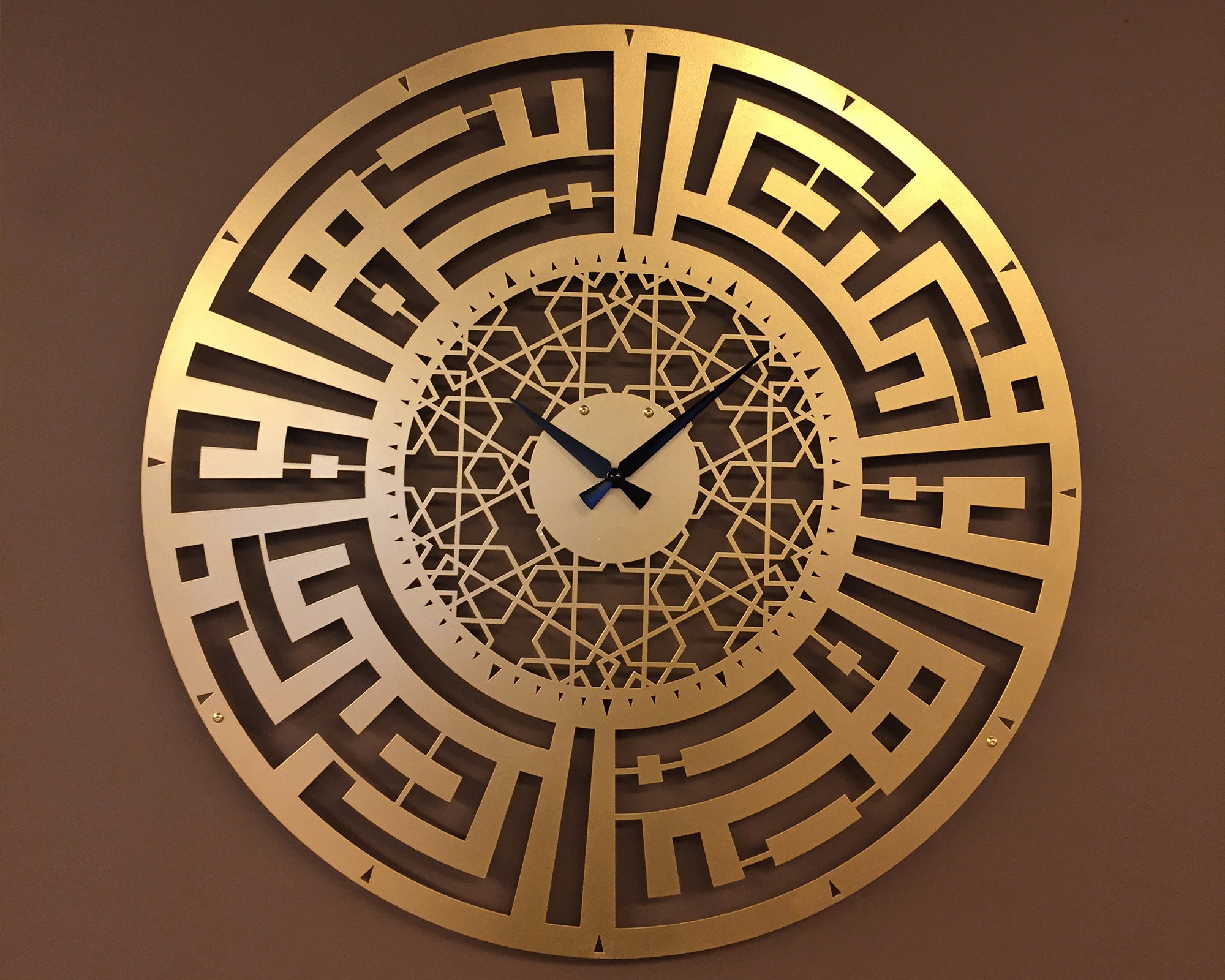 Циферблат арабских часов. Арабские часы настенные. Стенные часы исламские. Часы настенные в мусульманском стиле. Арабский циферблат часов.