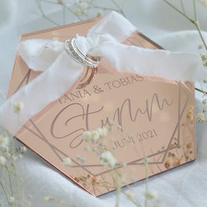 Personalized hexagonal ring holder made of mirrored acrylic | Alternative wedding ring pillow | Silver, gold, rose gold, bronze | Engraved wedding ring holder