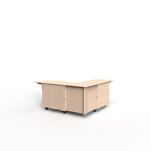 Pode incluir: Uma secretária em forma de L castanho-claro sobre rodas. A secretária tem um tampo e laterais planos, com costuras visíveis onde os painéis são unidos. A secretária foi concebida para mobilidade e facilidade de utilização.