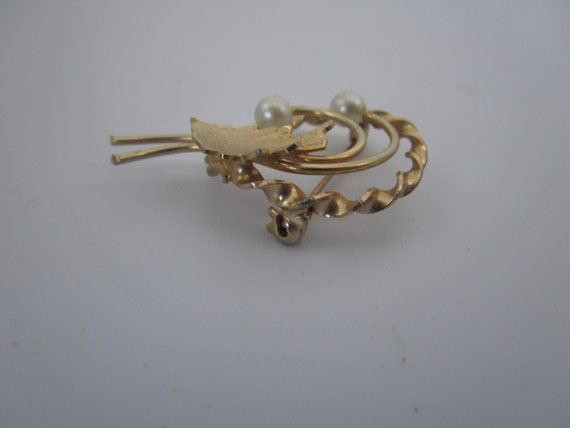 Vintage Gold Tone & Faux Pearl Circle Brooch with… - image 2