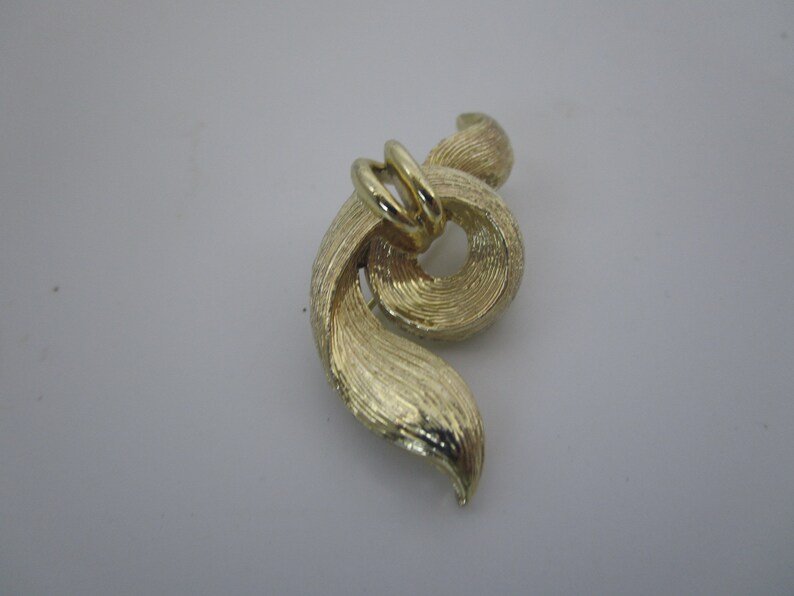 Vintage Designer Lisner Fancy Swirl Bow Brooch