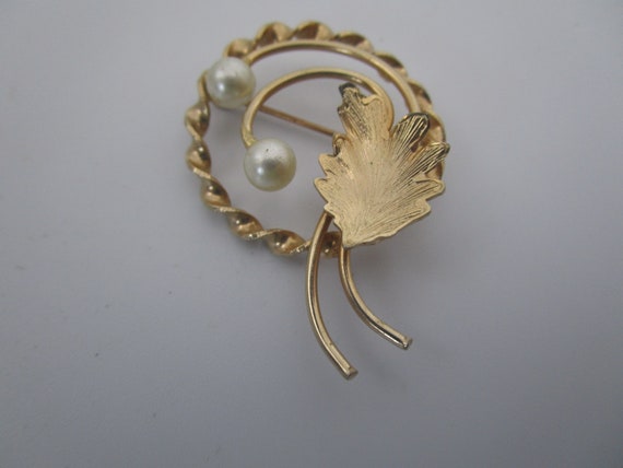 Vintage Gold Tone & Faux Pearl Circle Brooch with… - image 1