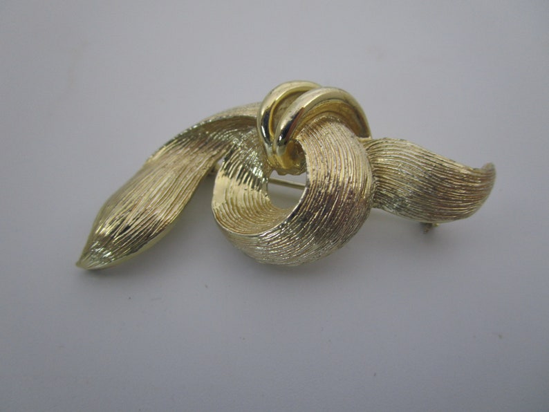 Vintage Designer Lisner Fancy Swirl Bow Brooch