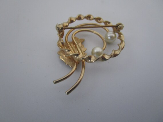 Vintage Gold Tone & Faux Pearl Circle Brooch with… - image 3