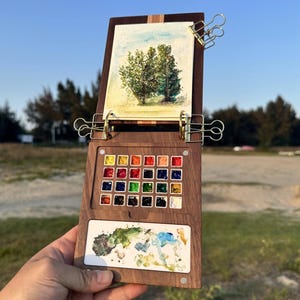 小さなペイントパレット、ポータブルトラベル水彩パレットセット、ミニスケッチブック、画家やアーティスト向けの木製グリッドペイントボックス、パーソナライズされたギフト