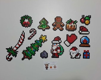 Op de afbeelding: Een verzameling kerstthema pixel art, waaronder een snoepstok, een kerstboom, een krans, een peperkoekman, een kerstman, een sneeuwpop, een cadeau en een sneeuwbol.