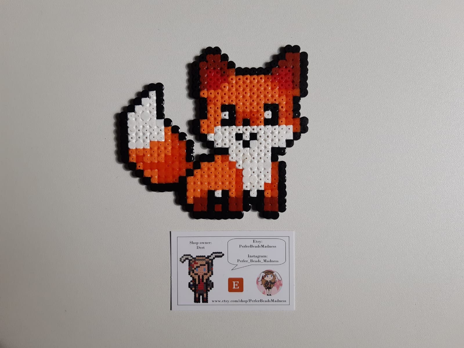 Een schattige kleine vos gemaakt van perler kralen. 