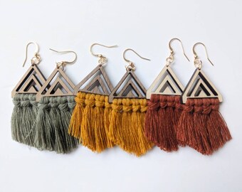 Lange geschnittene Chevron Makramee Ohrringe / Boho Dreieck Ohrringe / Boho Statement Ohrringe / Moderne Boho Ohrringe / Quaste Ohrringe /Chirurgenstahl