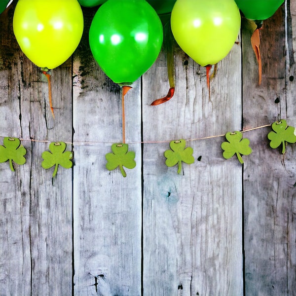 Kleeblatt-Girlande, Holzkleegirlande, Kinderzimmerdeko, Partygirlande, St. Patrick's Day, Fotorequisite