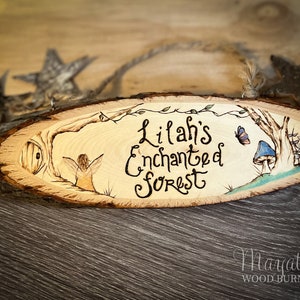 Rodaja de madera personalizada de Bosque Encantado, pirograbado para fiesta de cumpleaños de cuento de hadas, decoración pirograbada de hadas y mariposas.