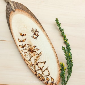 Tenture murale Bee & Wildflowers, tranche de bois pyrographie originale, œuvre d’art en bois brûlé, décor en bois rustique