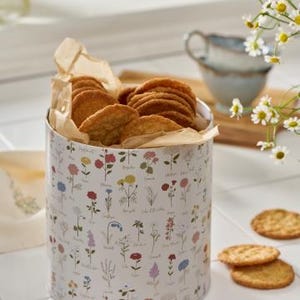 Cookie tin, pastry tin, storage tin, flower bouquet, round