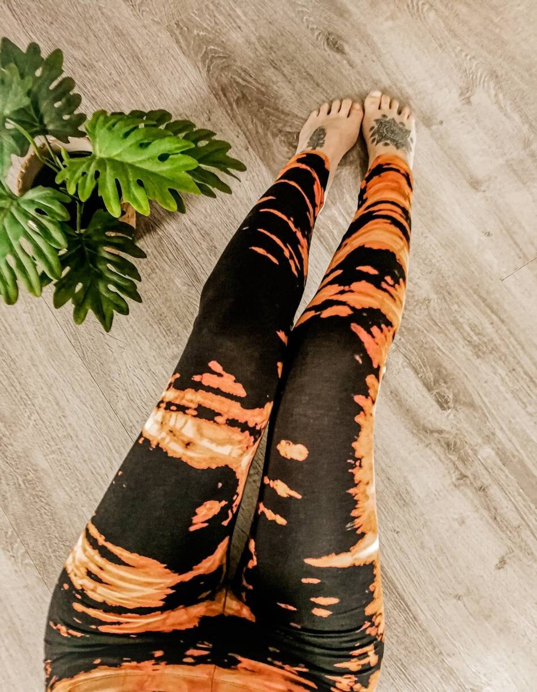 how to wear tie dye leggings